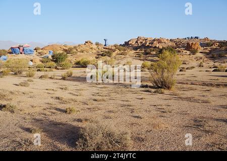 Pierres colorées près de la ville africaine de Tafraout dans la province de Tiznit, Souss-Massa au Maroc, ciel bleu clair en 2023 chaude journée d'hiver ensoleillée en janvier. Banque D'Images