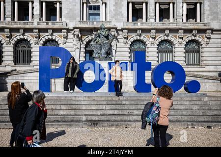 Touristes prenant des photos devant un grand panneau bleu Porto devant l'hôtel de ville de Porto, Portugal, le 20 octobre 2023 Banque D'Images