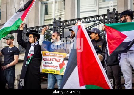 Le groupe grimpe dans un abri de bus sur Oxford Street à la manifestation pro palestinienne Banque D'Images