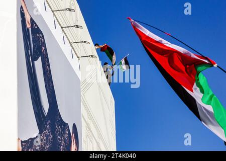 Drapeau de la Palestine volant du toit du Trocadéro à Piccadilly Circus, tandis que des milliers de personnes défilent dans les rues de Londres en soutien à la Palestine. Banque D'Images