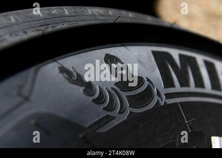 Gros plan d'un pneu camion montrant la mascotte et le logo de l'homme Michelin en relief sur le flanc du pneu. Banque D'Images