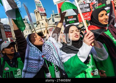 Plusieurs milliers de personnes ont défilé de la maison de radiodiffusion de la BBC à Downing Street, appelant à une Palestine libre et à la fin du siège israélien de Gaza. Banque D'Images