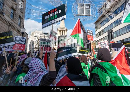 la marche pro-palestinienne a attiré des milliers de personnes à Londres, et les manifestations se sont également propagées à travers le Royaume-Uni, alors que le conflit entre Israël et le Hamas se poursuit. Banque D'Images