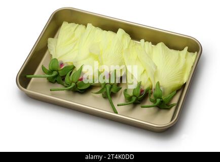 Aibika, fleurs d'okra comestibles dans un plateau Banque D'Images