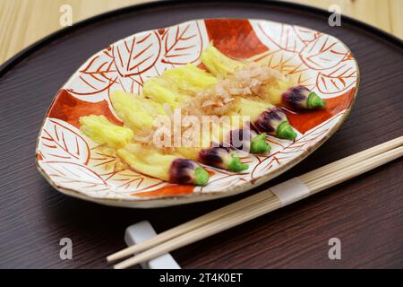 Fleurs d'okra comestibles trempant dans le bouillon de dashi et saupoudré de flocons de bonite, cuisine japonaise Banque D'Images