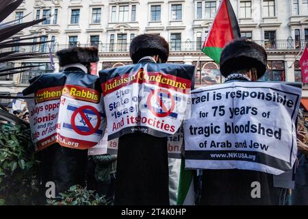 Le groupe juif anti-sioniste Haredi Neturei Karta se joint aux manifestations pro-palestiniennes à Londres. Banque D'Images