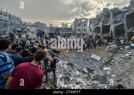 Jabalia, Territoires palestiniens. 31 octobre 2023. Des Palestiniens sont à la recherche de survivants après une frappe aérienne israélienne dans le camp de réfugiés de Jabalia, au nord de la ville de Gaza. Crédit : Fadi Wael Alwhidi/dpa/Alamy Live News Banque D'Images