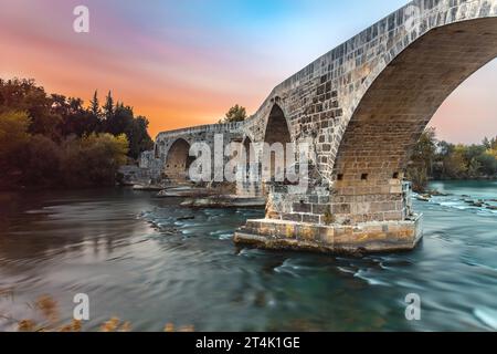 Le pont historique d'Aspendos sur Koprucay au lever du soleil à Antalya Turquie Banque D'Images