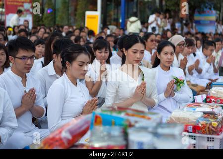 CHIANG MAI, THAÏLANDE - DEC 26 2015 : beaucoup de thaïlandais en vêtements blancs traditionnels méditent pendant la cérémonie traditionnelle d'aumônes bouddhistes dans t Banque D'Images