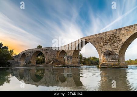 Le pont historique d'Aspendos sur Koprucay au lever du soleil à Antalya Turquie Banque D'Images