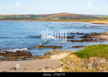 Personnes âgées se baignant dans la mer à Machrihanish sur la péninsule de Kintyre, Argyll & Bute, Écosse Royaume-Uni Banque D'Images