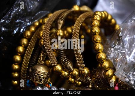 Bracelets en or indien affichés dans un magasin local dans un marché de Pune, en Inde, ces bracelets sont faits d'or et de diamant comme accessoires de beauté Banque D'Images