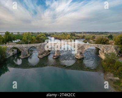 Le pont historique d'Aspendos sur Koprucay au lever du soleil à Antalya Turquie Banque D'Images