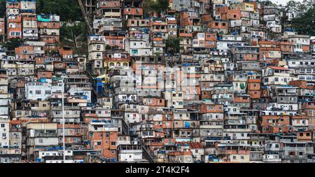 Favela de Rio de Janeiro surpeuplée représentant les différences sociales au Brésil Banque D'Images