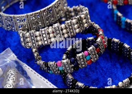 Bracelets indiens affichés dans un magasin local dans un marché de Pune, en Inde, ces bracelets sont faits d'or, d'argent et de diamant comme accessoires de beauté par Indien Banque D'Images