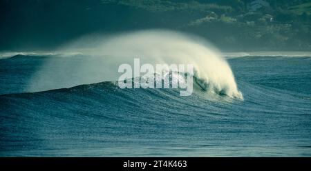 panorama d'une vague solitaire sur une plage du pays Basque, une composition simple dans laquelle vous pouvez voir le sillage laissé par la vague alors qu'il se brise Banque D'Images