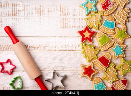 Biscuits de Noël, rouleau à pâtisserie et emporte-pièces sur le fond en bois Banque D'Images