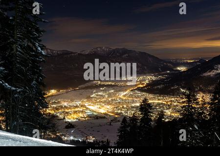 Panorama nocturne d'hiver de Garmisch-Partenkirchen Banque D'Images