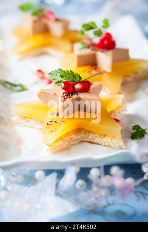 Foie gras et aspic orange sur toasts en forme d'étoile Banque D'Images