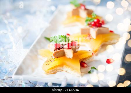 Foie gras et aspic orange sur toasts en forme d'étoile Banque D'Images