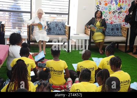 Nairobi, Kenya. 31 octobre 2023. La reine Camilla et la secrétaire du Cabinet pour les investissements, le Commerce et l'Industrie Rebecca Miano interagissent avec les bénéficiaires de Book Aid International à la bibliothèque Eastlands à Nairobi. Le roi Charles III et la reine Camilla sont au Kenya pour une visite d'État de quatre jours à l'invitation du président du Kenya William Ruto. (Photo de John Ochieng/SOPA Images/Sipa USA) crédit : SIPA USA/Alamy Live News Banque D'Images