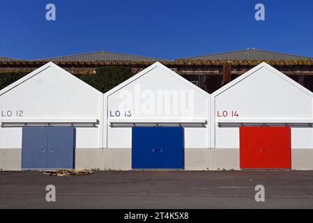 Les hangars colorés de 3 poissonniers sur le quai de Lorient. Bacward est l'ancienne base sous-marine allemande pendant la Seconde Guerre mondiale. Banque D'Images