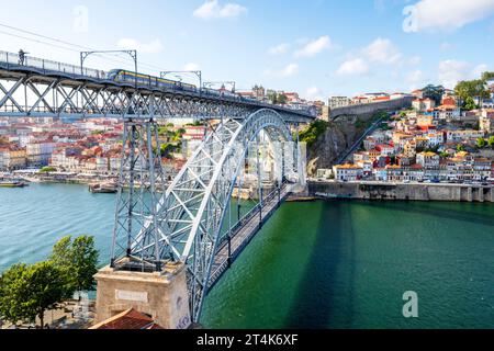 Ponte Dom Luis I, Luis I Bridge Porto Metro train traversant Porto, Porto, Portugal, Europe Banque D'Images