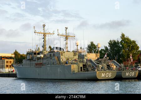 Liepaja, Lettonie- 16 août 2023 : les navires de guerre gris M-06 et M-08 de la marine lettone amarrés dans le canal du port de Liepaja Banque D'Images