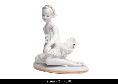 figurine en porcelaine d'une petite ballerine isolée sur blanc. Banque D'Images