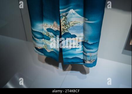 Kimono irotomesode l'ère Taisho en soie kinsha chirimen. 'Kimono : Piel de Seda' exposition au Museo de Zaragoza montrant des pièces d'Anita Henry' Banque D'Images