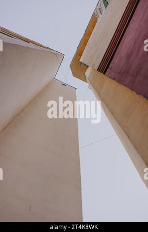 Coins de deux bâtiments construits très près l'un de l'autre, vue de dessous. Passage entre maisons. Architecture urbaine Banque D'Images