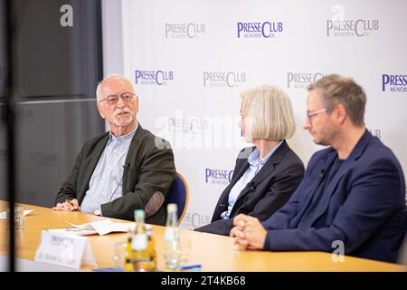 Pressolib-Ehrenvorsitzender Peter Schmalz, Politikwissenschaftlerin Prof. Dr. Ursula Münch, Chefreporter der Süddeutschen Zeitung Roman Deininger BEI quo vadis, Bavière? - PresseClub-Diskussion zum Thema der Politik der nächsten fünf Jahre in Bayern am 31.10.2023 in München. -- Président honoraire du Club de presse Peter Schmalz, politologue Prof. Dr. Ursula Muench, journaliste en chef de la Sueddeutsche Zeitung Roman Deininger à quo vadis, Bavière? - Discussion PresseClub sur le thème de la politique en Bavière au cours des cinq prochaines années le 31 octobre 2023 à Munich, Allemagne. (Photo de Alexander P Banque D'Images