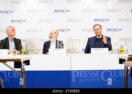 Pressolib-Ehrenvorsitzender Peter Schmalz, Politikwissenschaftlerin Prof. Dr. Ursula Münch, Chefreporter der Süddeutschen Zeitung Roman Deininger BEI quo vadis, Bavière? - PresseClub-Diskussion zum Thema der Politik der nächsten fünf Jahre in Bayern am 31.10.2023 in München. -- Président honoraire du Club de presse Peter Schmalz, politologue Prof. Dr. Ursula Muench, journaliste en chef de la Sueddeutsche Zeitung Roman Deininger à quo vadis, Bavière? - Discussion PresseClub sur le thème de la politique en Bavière au cours des cinq prochaines années le 31 octobre 2023 à Munich, Allemagne. (Photo de Alexander P Banque D'Images