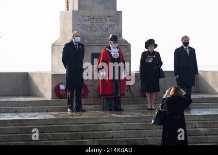 Le maire de Southend, la mairesse et les députés conservateurs David Amess (Southend West) (à droite) et James Duddridge (Southend East) ont déposé des couronnes du souvenir. Événement Covid 19 Banque D'Images