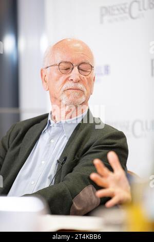 Pressolib-Ehrenvorsitzender Peter Schmalz BEI quo vadis, Bavière ? - PresseClub-Diskussion zum Thema der Politik der nächsten fünf Jahre in Bayern am 31.10.2023 in München. -- Peter Schmalz, président honoraire du Club de presse à quo vadis, Bavière? - Discussion PresseClub sur le thème de la politique en Bavière au cours des cinq prochaines années le 31 octobre 2023 à Munich, Allemagne. (Photo Alexander Pohl/Sipa USA) crédit : SIPA USA/Alamy Live News Banque D'Images