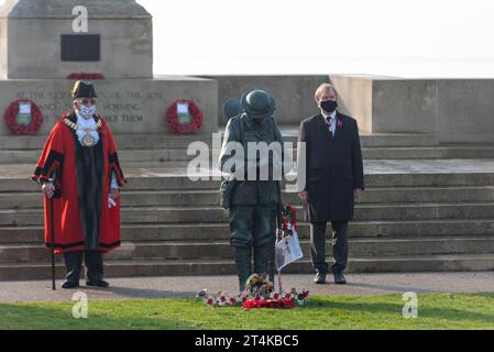 Le maire de Southend et député conservateur David Amess (Southend Ouest) (R) a déposé des couronnes du souvenir. Événement Covid 19 le jour du souvenir Banque D'Images