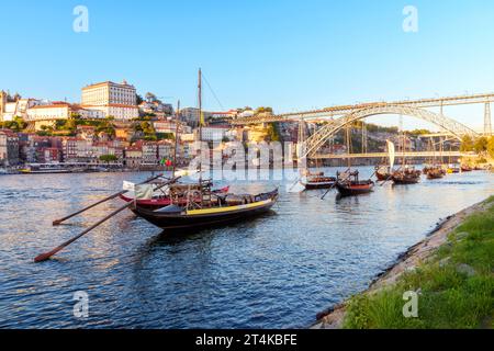 Rabelo bateaux de pêche avec barils de vin, fleuve Douro, Ribeira, de Vila Nova de Gaia Porto, Porto, Portugal, Europe Banque D'Images