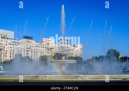 Bucarest, Roumanie, 4 septembre 2021 : fontaine décorative avec de petites gouttes d'eau sur la place Unirii (Piata Unirii) dans le centre-ville, en automne ensoleillé Banque D'Images