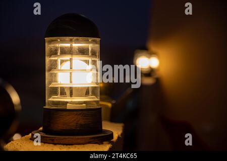 Lumières LED jaunes sur le mur de la maison avec des nuances sombres pendant la nuit Banque D'Images