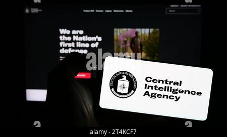 Personne tenant un smartphone avec le logo de la Central Intelligence Agency (CIA) des États-Unis devant le site Web. Concentrez-vous sur l'affichage du téléphone. Banque D'Images