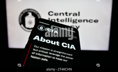 Smartphone avec la page Web de la Central Intelligence Agency (CIA) des États-Unis devant le sceau. Effectuez le focus sur le coin supérieur gauche de l'écran du téléphone. Banque D'Images