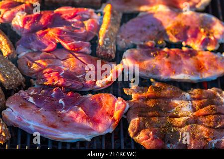 Griller des côtelettes de porc sur un barbecue. Barbecue dans le jardin Banque D'Images