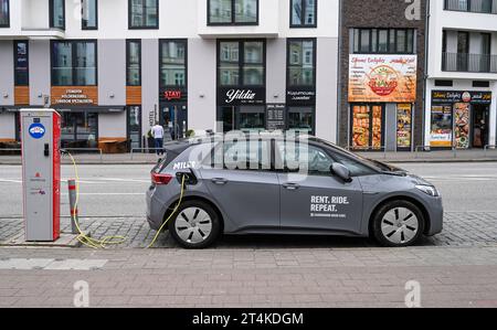 E-Auto vom Miles, Ladestation, St. Georg, Hamburg, Deutschland *** E voiture à partir de Miles, borne de recharge, St Georg, Hambourg, Allemagne crédit : Imago/Alamy Live News Banque D'Images