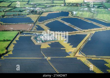 Une vue aérienne d'une ferme solaire près de l'aéroport de Dublin en Irlande.. Banque D'Images