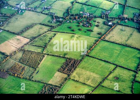 Une vue aérienne du paysage rural autour de l'aéroport de Dublin, en Irlande, montrant un patchwork de champs verts divisés par des haies et des arbres. Banque D'Images