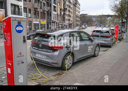 E-Autos vom Miles, Ladestation, St. Georg, Hamburg, Deutschland *** E voitures à partir de Miles, borne de recharge, St Georg, Hambourg, Allemagne crédit : Imago/Alamy Live News Banque D'Images