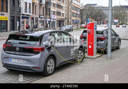 E-Autos vom Miles, Ladestation, St. Georg, Hamburg, Deutschland *** E voitures à partir de Miles, borne de recharge, St Georg, Hambourg, Allemagne crédit : Imago/Alamy Live News Banque D'Images