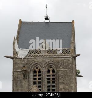 Sainte-mère-Eglise, FRA, France - 21 août 2022 : Mémorial DDAY avec parachutiste américain sur le clocher Banque D'Images