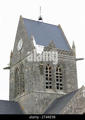 Sainte-mère-Eglise, FRA, France - 21 août 2022 : Mémorial DDAY avec parachutiste américain sur le clocher Banque D'Images