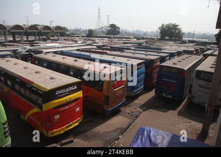 Dhaka Bangladesh October2023, le premier jour du blocus de 72 heures appelé par le Parti nationaliste du Bangladesh BNP et Jamaat-e-Islam, pas de longue distance Banque D'Images